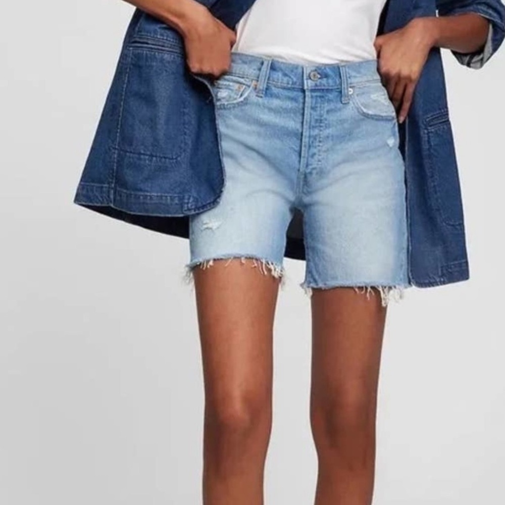 GAP Women's Distressed Denim Shorts - Medium Light Wash - 6 / 28 Midi High Rise